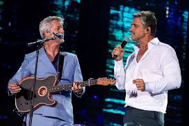 Victor e Leo em cima do palco durante uma apresentação